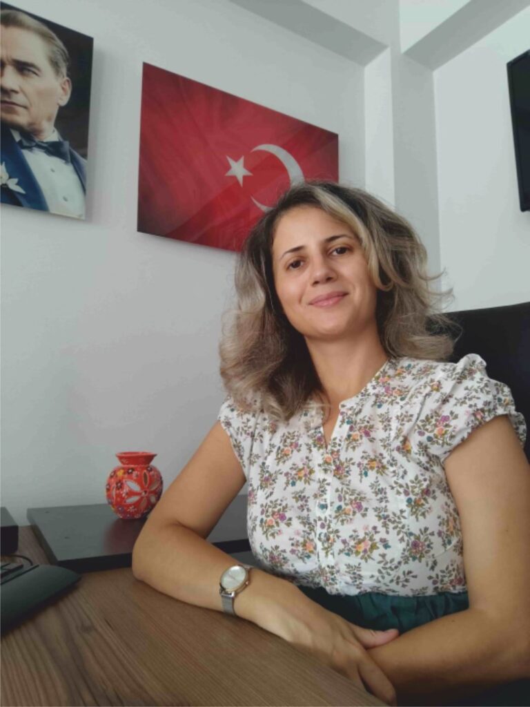 Bursa aile danışmanı Özge Alacan ofisinde